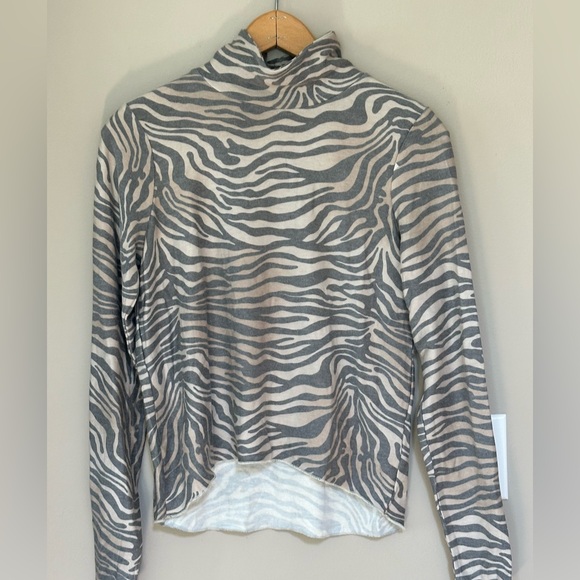 NWT Chaser Zebra Print Hi-Lo Shirt - Picture 2 of 4